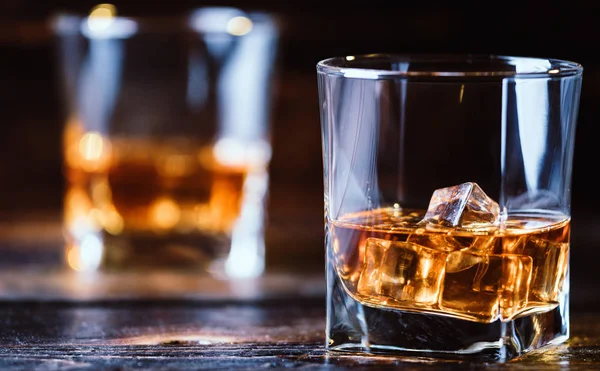 Alkohol Pít Whisky Whisky Nebo Bourbon Ledem Tmavé Dřevo Stůl — Stock fotografie