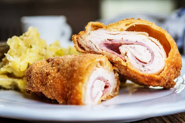 Geleneksel Fransız mutfağı tavuk rulo Cordon bleu veya Gordon mavi peynir, jambon ve patates püresi ile