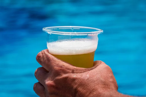 Hombre Sostiene Botella Plástico Con Cerveza Barril Día Soleado Verano — Foto de Stock