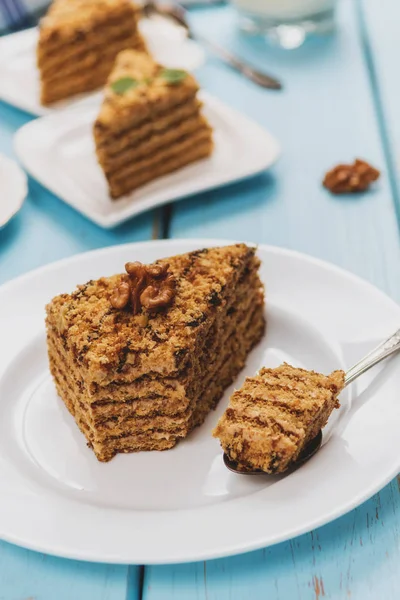 Traditionele Dessert Honing Cake Met Walnoot Met Koffie Blauwe Houten — Stockfoto