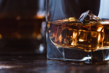 Alkol içki viski, viski ya da viski koyu ahşap masa buz küpleri ile