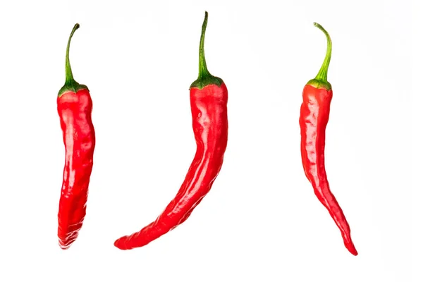 Tři Kusy Červeného Chilli Izolovaných Bílém Pozadí — Stock fotografie