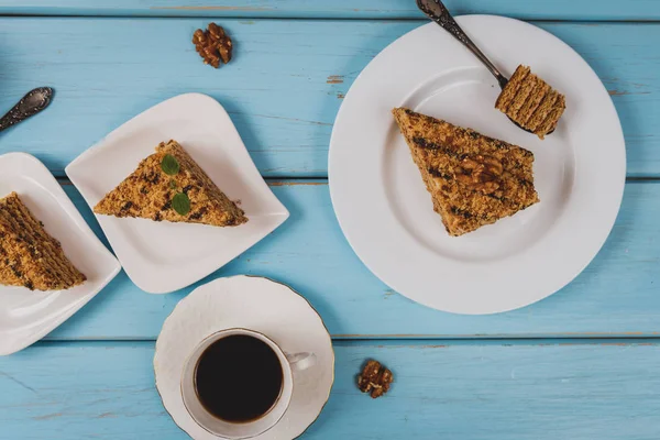 Tradycyjny Deser Ciasto Miód Orzechami Kawy Widok Niebieski Drewna Blat — Zdjęcie stockowe