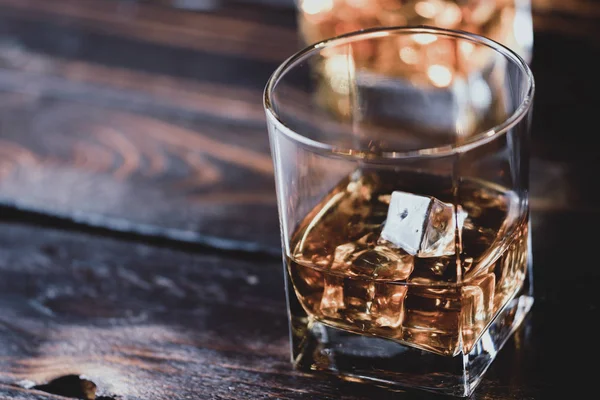 Bebida Alcohólica Whisky Whisky Bourbon Con Hielo Mesa Madera Oscura — Foto de Stock