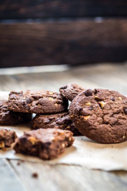 Ahşap masa üzerinde geleneksel çikolatalı kurabiye