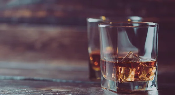 Bevanda Alcolica Whisky Whisky Bourbon Con Cubetti Ghiaccio Sul Tavolo — Foto Stock