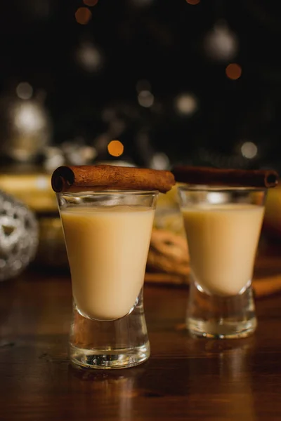 Plato Huevo Tradicional Con Canela Mesa Madera Con Regalos Navidad — Foto de Stock