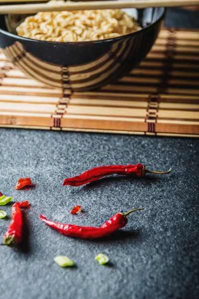 亚洲方便面黑碗 配红辣椒 青葱和筷子 — 图库照片