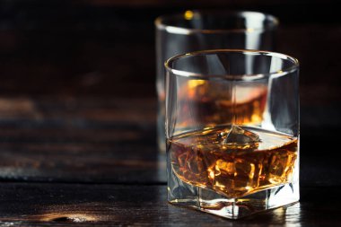 Alkol içki viski, viski ya da viski koyu ahşap masa buz küpleri ile