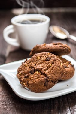 Ahşap masa kahve ile geleneksel çikolatalı kurabiye