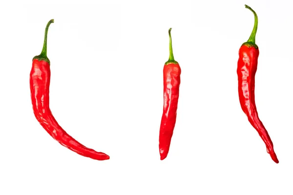 Tři Kusy Červeného Chilli Izolovaných Bílém Pozadí — Stock fotografie