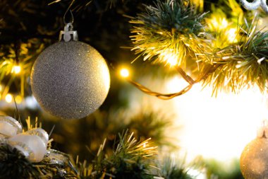 Noel ampuller ve süslemeleri Noel ağacı üzerinde 