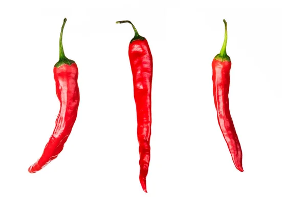 三块红辣椒被隔离在白色背景上 — 图库照片