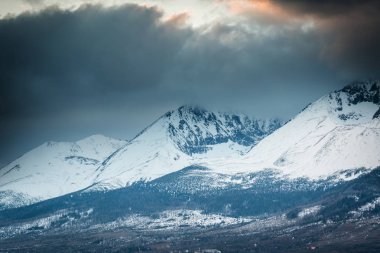 Lomnicky stit Hill'de Tatra Dağları kış manzarası