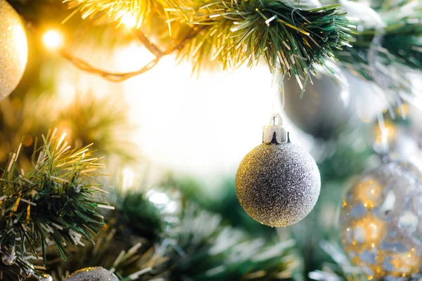 クリスマスの球根とクリスマス ツリーの装飾 — ストック写真