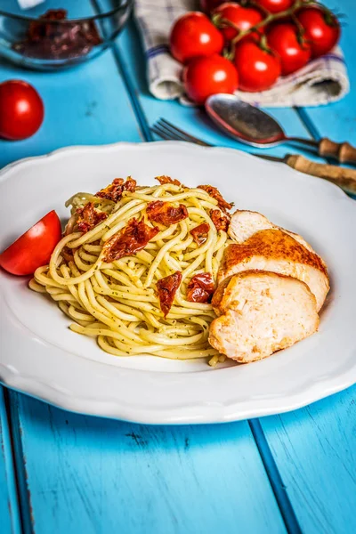 Italian Pasta Spaghetti Chicken Sundried Tomato Basil Pesto Blue Table — Stock Photo, Image