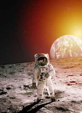 Asteronaut ayda yürümek. Mavi gezegeni ve Nasa tarafından döşenmiş bu görüntü güneş unsurları