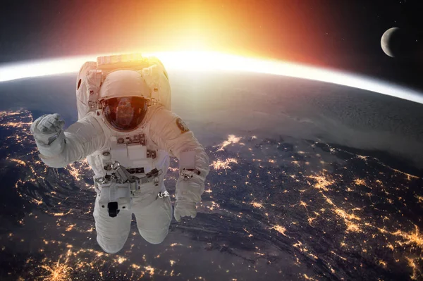 Asteronauta Espacio Exterior Planeta Tierra Por Noche Sol Elementos Esta — Foto de Stock