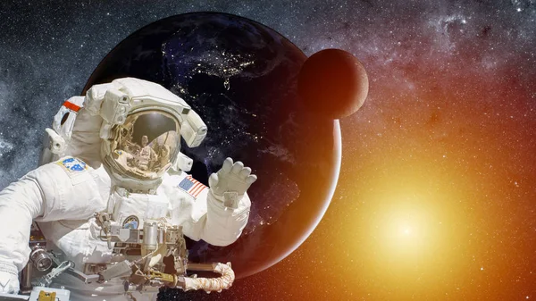 Asteronauta Espacio Exterior Planeta Azul Tierra Con Luna Sol Elementos — Foto de Stock
