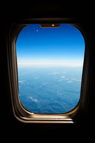 空中鸟瞰从飞机窗口与天空和云彩 — 图库照片