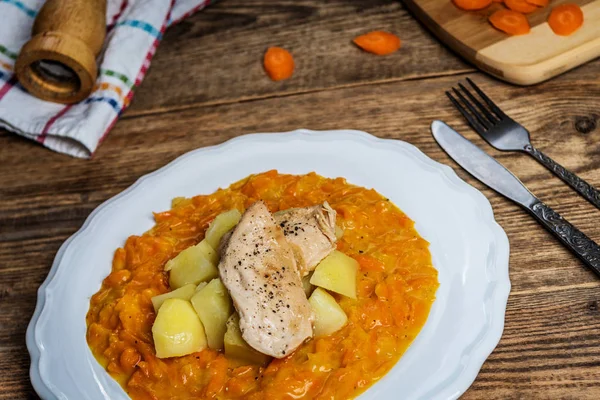 Cenouras Raladas Vapor Com Batatas Carne Frango Grelhada — Fotografia de Stock