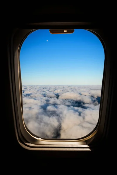 하늘과 구름과 비행기 창에서 — 스톡 사진