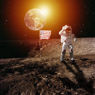 Ay ve ABD bayrağı üzerinde yürüme Asteronaut. Mavi gezegeni ve Nasa tarafından döşenmiş bu görüntü güneş unsurları
