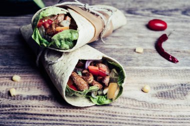 Geleneksel Meksika tortilla şal ahşap masa üzerinde ızgara tavuk eti ve sebze ile