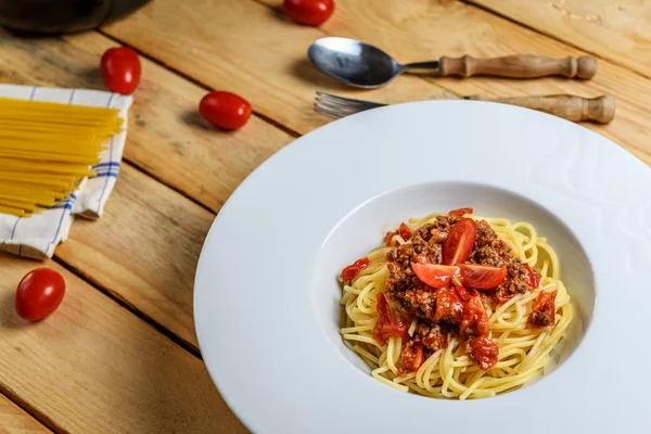 Традиционные Итальянские Спагетти Мясом Помидорами Деревянном Столе — стоковое фото