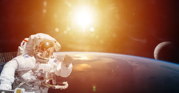 Asteronaut Espacio Exterior Planeta Azul Tierra Sol Elementos Esta Imagen — Foto de Stock