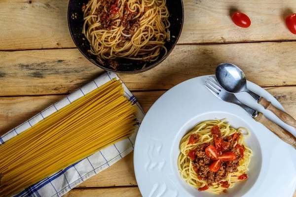 Традиционные Итальянские Спагетти Мясом Помидорами Деревянном Столе — стоковое фото