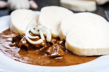 Soğan koyu taş tablo ile köfte ile geleneksel Çek Dana Gulaş