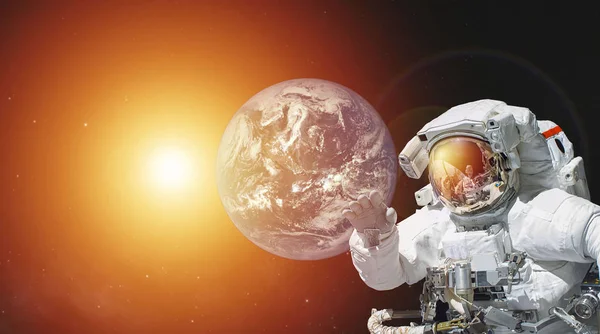 Asteronaut Espacio Exterior Planeta Azul Tierra Sol Elementos Esta Imagen — Foto de Stock