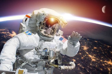 Asteronaut uzay ve gece ve güneş ve ay, mavi gezegeni. Nasa tarafından döşenmiş bu görüntü unsurları
