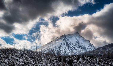 Lomnicky stit Hill'de Tatra Dağları kış manzarası