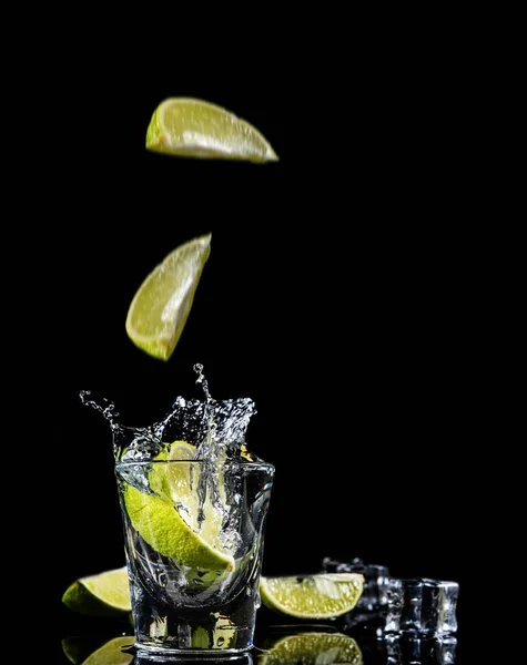 Tequila Tradicional Mexicana Salpicadura Lima Sobre Fondo Negro Con Hielo —  Fotos de Stock