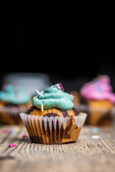 Chocolade Cupcake Met Gekleurde Roze Groen Crème Houten Tafel — Stockfoto