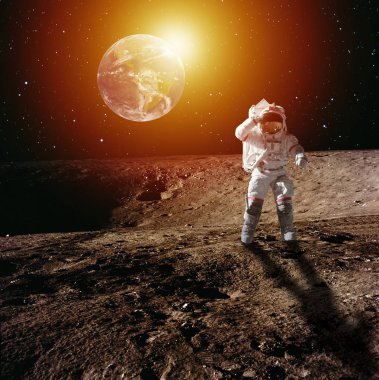 Asteronaut ayda yürümek. Mavi gezegeni ve Nasa tarafından döşenmiş bu görüntü güneş unsurları