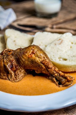 Ahşap masa üzerinde köfte ile kırmızı biber sosu geleneksel Çek mutfağı Tavuk uyluk