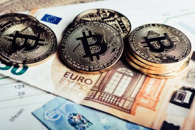 Kripto para kağıt para Bitcoin ve Euro altın sikke