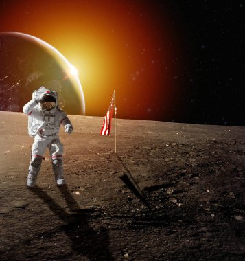 Ay ve ABD bayrağı üzerinde yürüme Asteronaut. Mavi gezegeni ve Nasa tarafından döşenmiş bu görüntü güneş unsurları