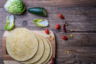 Geleneksel Meksika tortilla şal ahşap masa üzerinde ızgara tavuk eti ve sebze ile