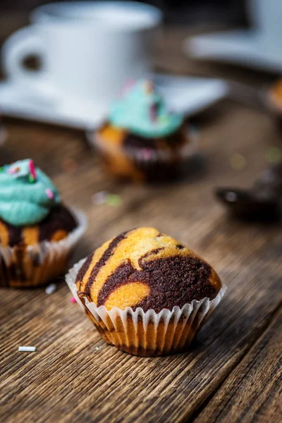 Chocolade Cupcake Met Gekleurde Roze Groen Crème Houten Tafel — Stockfoto