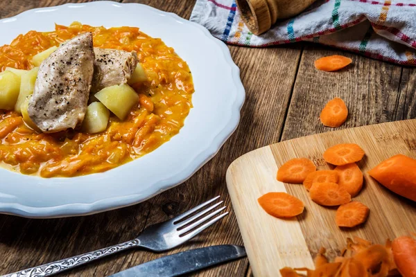 Cenouras Raladas Vapor Com Batatas Carne Frango Grelhada — Fotografia de Stock