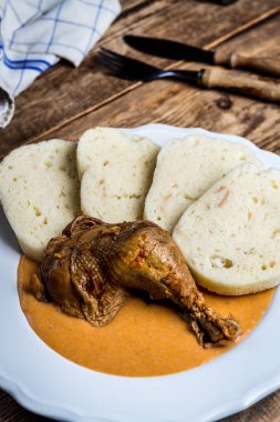 Ahşap masa üzerinde köfte ile kırmızı biber sosu geleneksel Çek mutfağı Tavuk uyluk