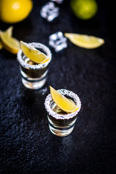 Mexicaanse Traditionele Tequila Met Citroen Zout Ice Cube Donkere Stenen — Stockfoto