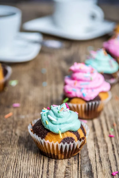 Chocolade Cupcake Met Gekleurde Roze Groen Crème Houten Tafel — Stockfoto