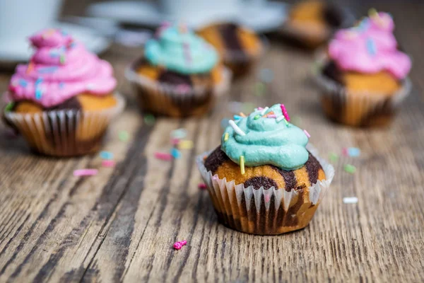 Chocolade Cupcake Met Gekleurde Roze Groen Crème Houten Tafel — Stockfoto