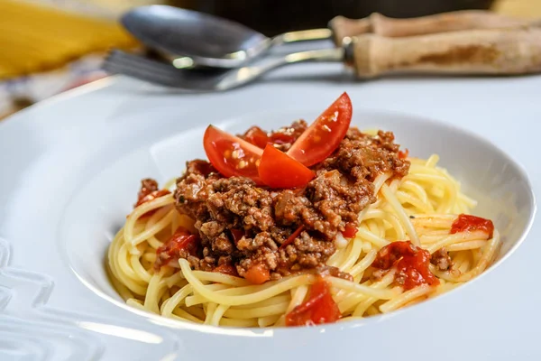 Geleneksel Talyan Makarna Spagetti Bolognese Kıyma Ahşap Masa Üzerinde Domates — Stok fotoğraf