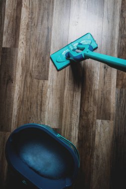 Kirli ahşap zemini ıslak silecek paspas, ev işi paspaslamayı. TOPVIEW